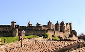 A L'Ombre Des Remparts